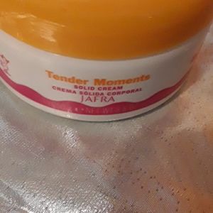 TENDER MOMENTS. SOLID CREAM